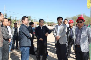 榆林市市长陆治原一行视察环城北路项目
