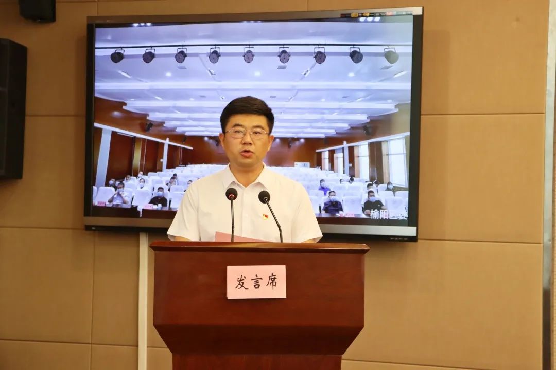 李亚光宣读《“万企兴万村 共走振兴路”行动倡议书》